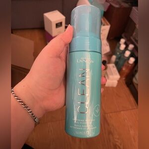 Smoothing whipped oil cleanser